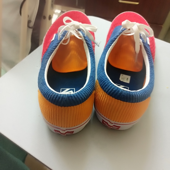 Vans - Picture 3 of 4